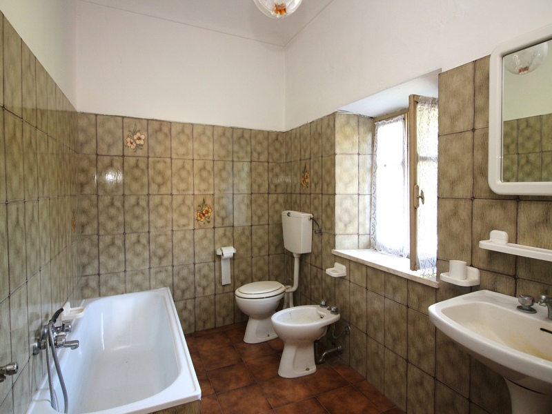 Casa con Terreno e Tettoia: Massimo Potenziale tra le Langhe e la Pianura.