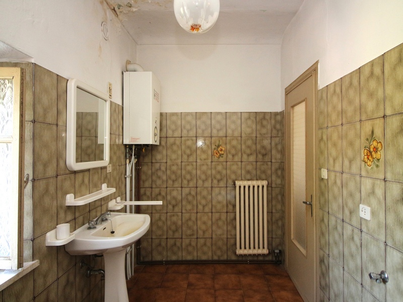 Casa con Terreno e Tettoia: Massimo Potenziale tra le Langhe e la Pianura.