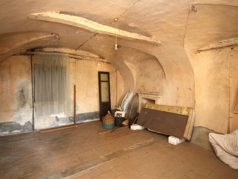 Casa con Terreno e Tettoia: Massimo Potenziale tra le Langhe e la Pianura.