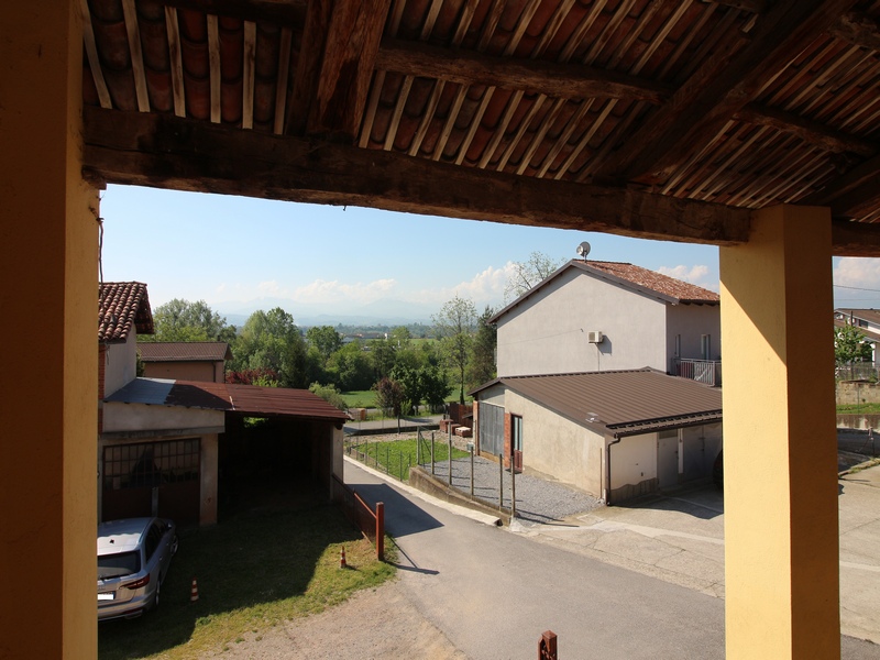 Casa con Terreno e Tettoia: Massimo Potenziale tra le Langhe e la Pianura.