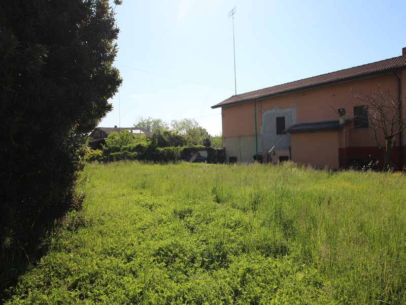 Casa con Terreno e Tettoia: Massimo Potenziale tra le Langhe e la Pianura.