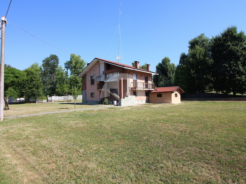 Villa Libera su 4 Lati con Ampio Giardino Pianeggiante a Carrù