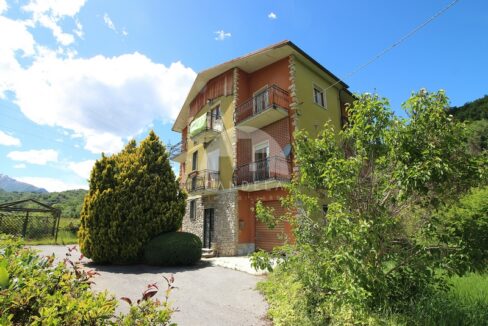 Roccaforte Mondovì: Intera Proprietà Indipendente con 2.000 mq di Terreno