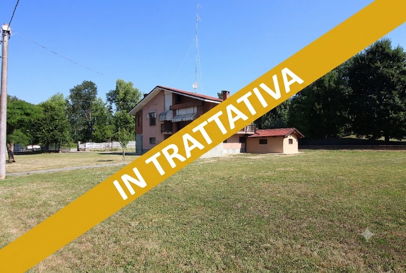 Villa Libera su 4 Lati con Ampio Giardino Pianeggiante a Carrù
