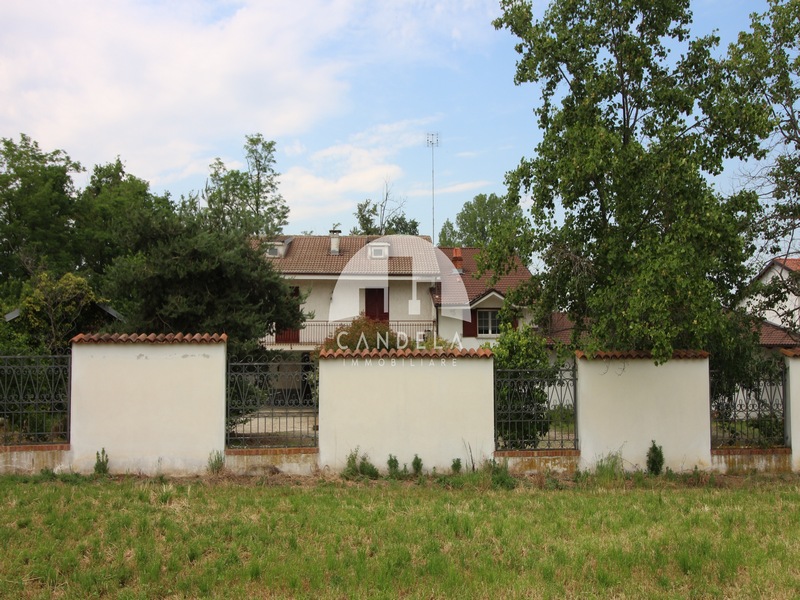 Spazi infiniti, Cucina Estiva e 3.400 mq di verde privato.