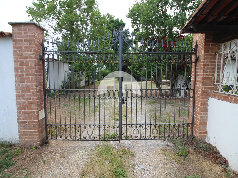 Spazi infiniti, Cucina Estiva e 3.400 mq di verde privato.