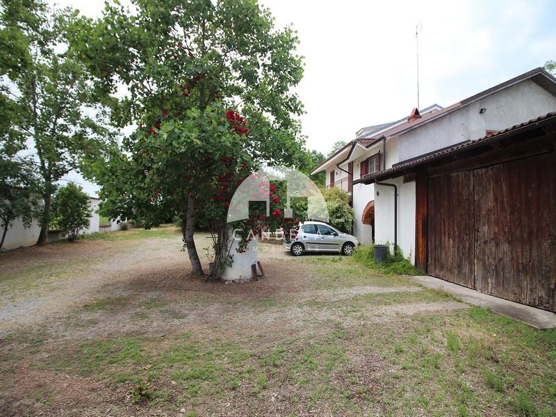 Spazi infiniti, Cucina Estiva e 3.400 mq di verde privato.