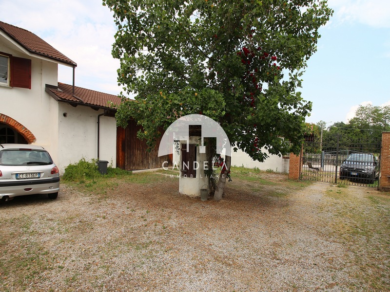 Spazi infiniti, Cucina Estiva e 3.400 mq di verde privato.