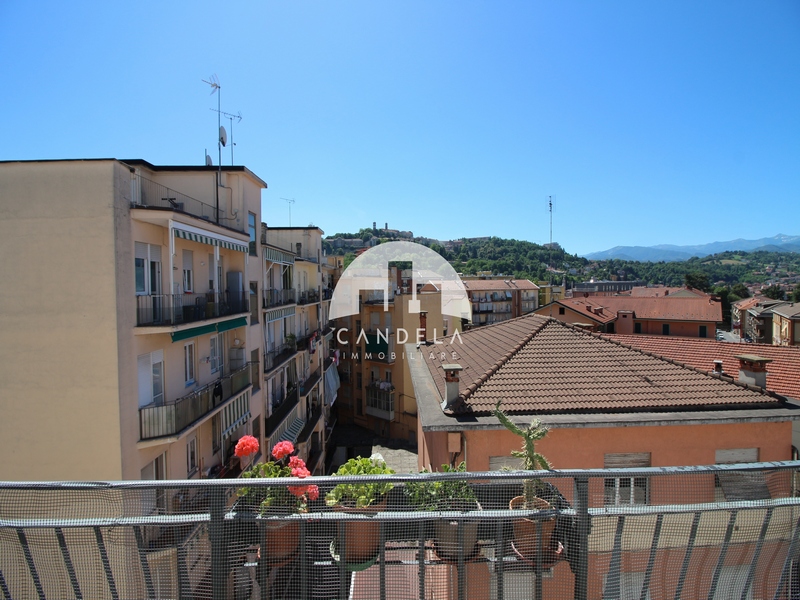 Ultimo Piano Luminoso con Vista su Mondovì Piazza