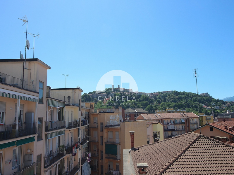 Ultimo Piano Luminoso con Vista su Mondovì Piazza