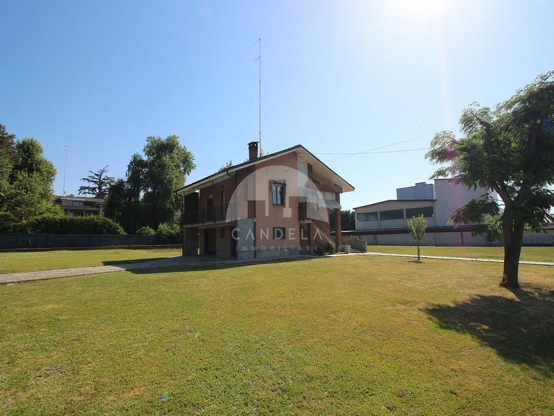 Villa Libera su 4 Lati con Ampio Giardino Pianeggiante a Carrù