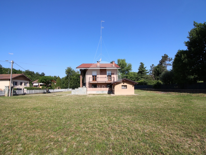 Villa Libera su 4 Lati con Ampio Giardino Pianeggiante a Carrù