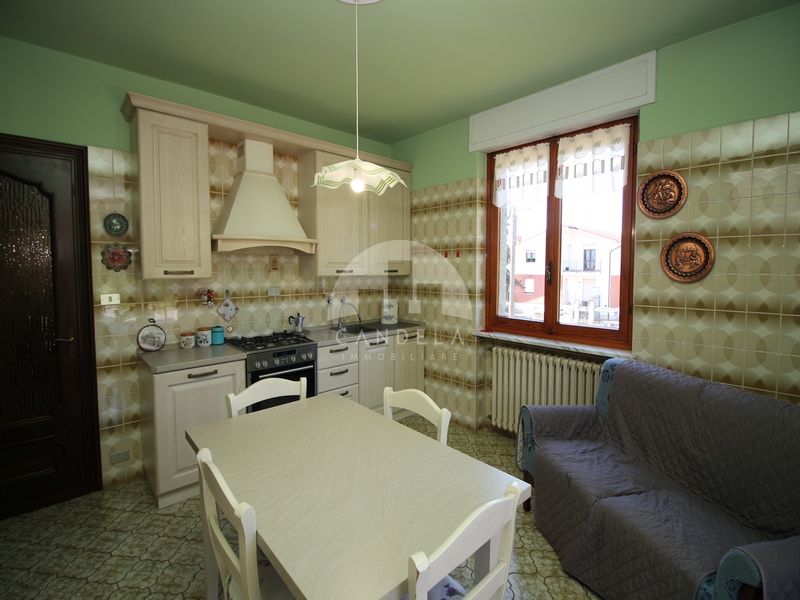 Villa Libera su 4 Lati con Ampio Giardino Pianeggiante a Carrù