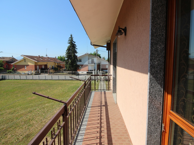 Villa Libera su 4 Lati con Ampio Giardino Pianeggiante a Carrù