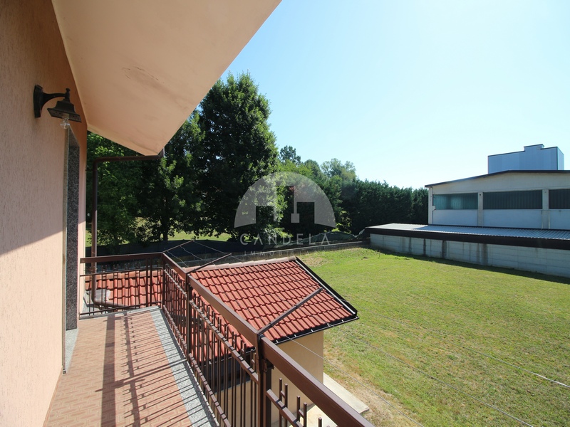 Villa Libera su 4 Lati con Ampio Giardino Pianeggiante a Carrù