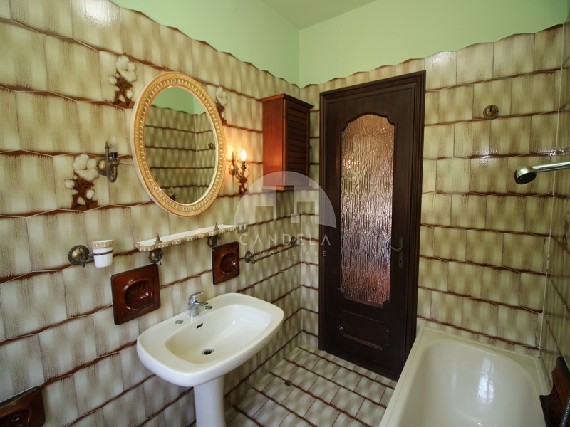 Villa Libera su 4 Lati con Ampio Giardino Pianeggiante a Carrù