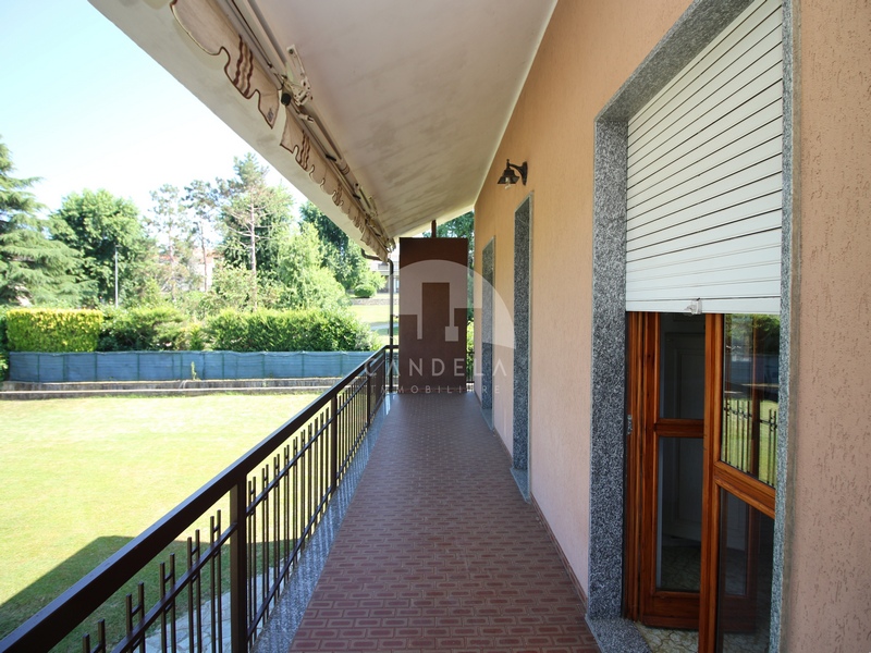Villa Libera su 4 Lati con Ampio Giardino Pianeggiante a Carrù