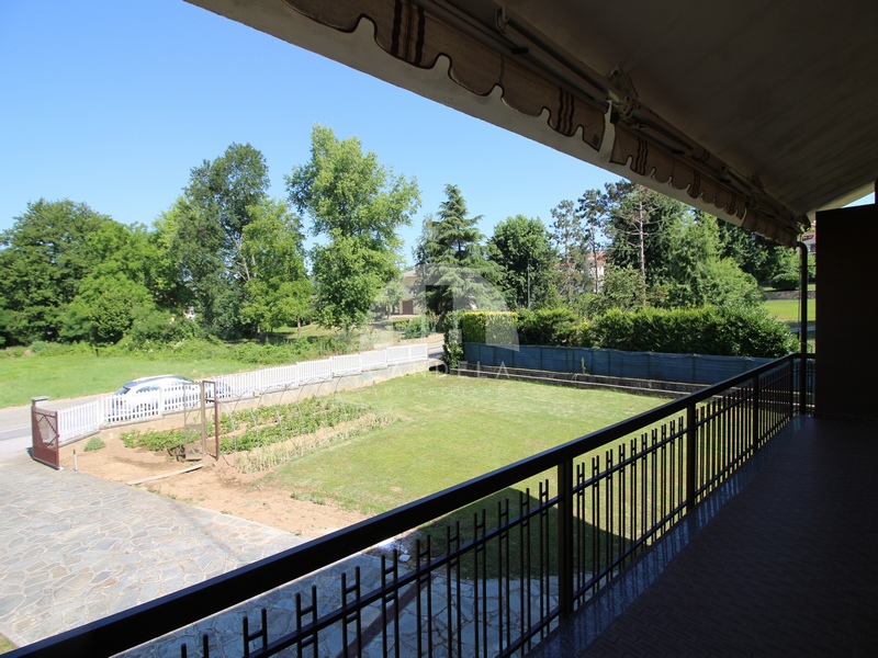 Villa Libera su 4 Lati con Ampio Giardino Pianeggiante a Carrù
