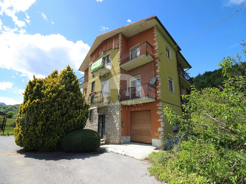 Roccaforte Mondovì: Intera Proprietà Indipendente con 2.000 mq di Terreno