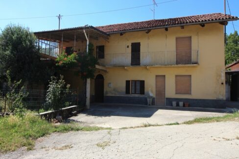 Casa indipendente da ristrutturare con 3,2 ettari di terreno