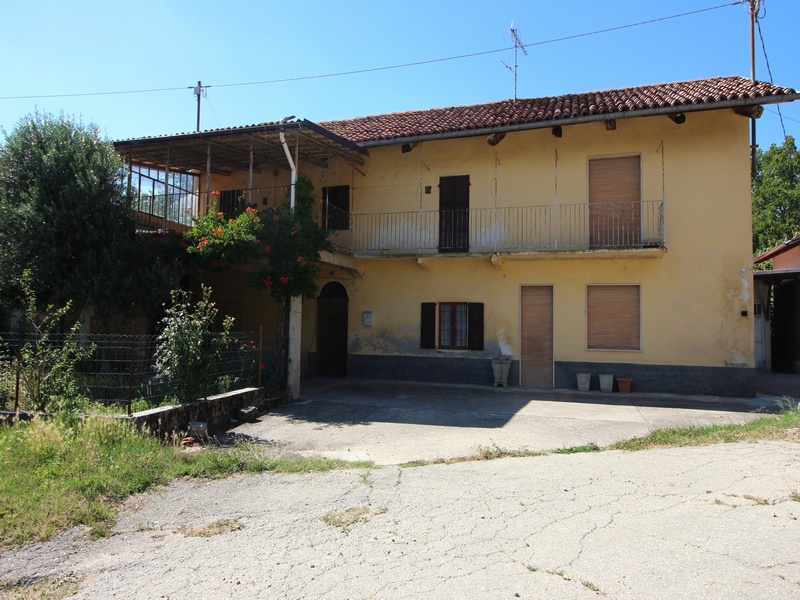 Casa indipendente da ristrutturare con 3,2 ettari di terreno