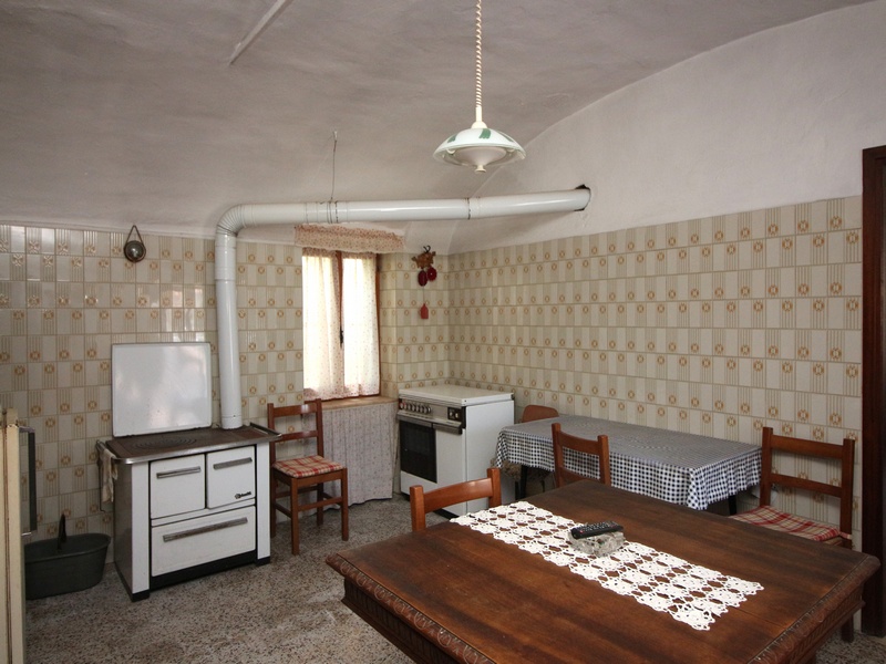 Casa indipendente da ristrutturare con 3,2 ettari di terreno