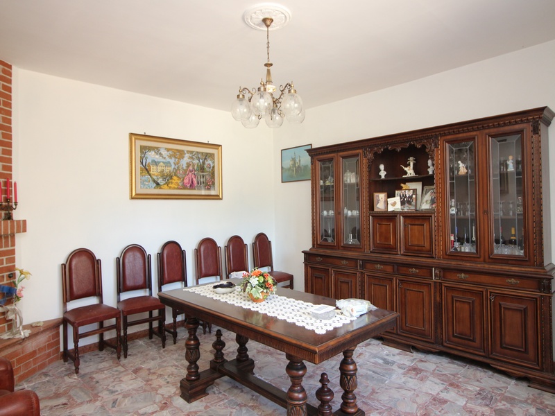 Casa indipendente da ristrutturare con 3,2 ettari di terreno