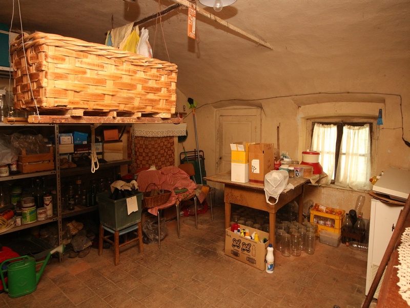 Casa indipendente da ristrutturare con 3,2 ettari di terreno