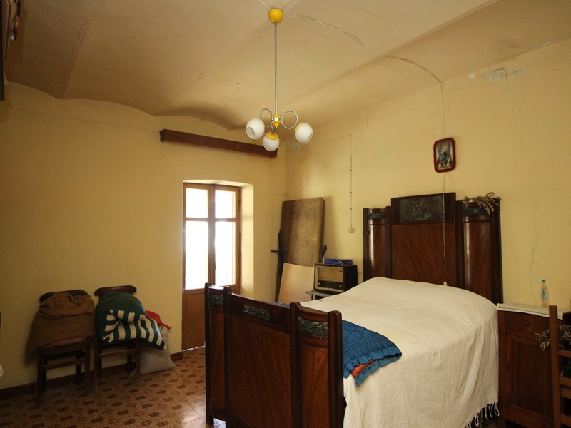 Casa indipendente da ristrutturare con 3,2 ettari di terreno