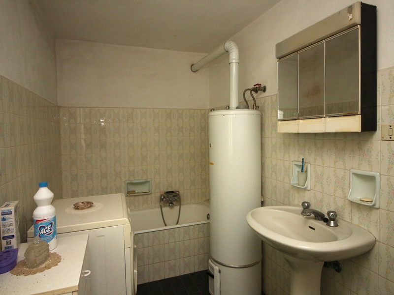 Casa indipendente da ristrutturare con 3,2 ettari di terreno