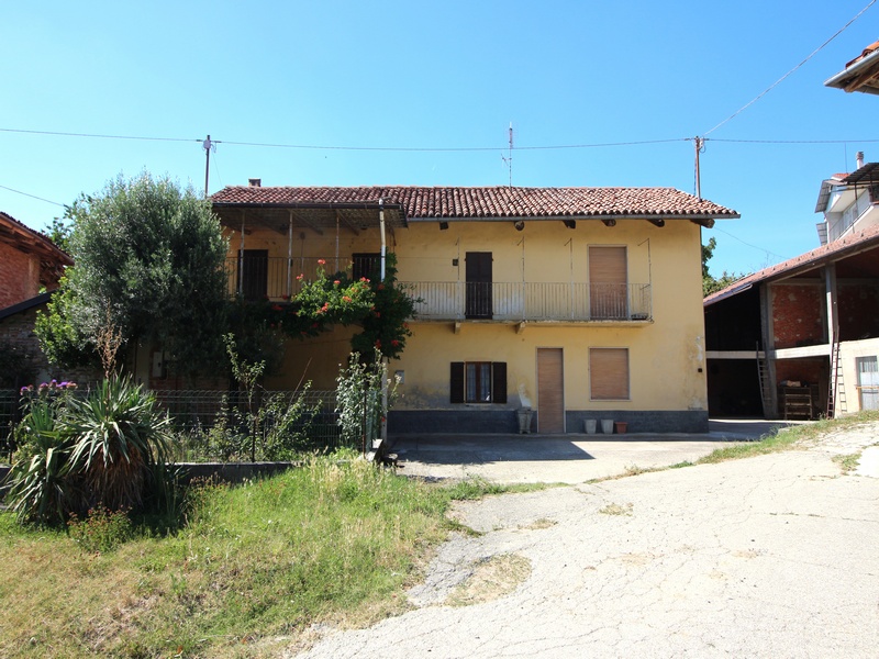 Casa indipendente da ristrutturare con 3,2 ettari di terreno