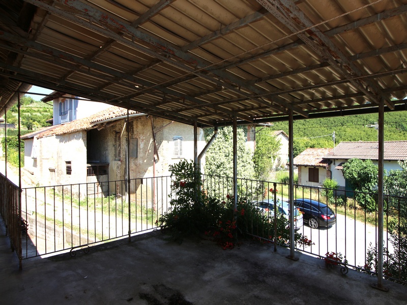 Casa indipendente da ristrutturare con 3,2 ettari di terreno