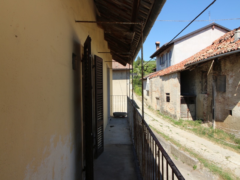 Casa indipendente da ristrutturare con 3,2 ettari di terrenov