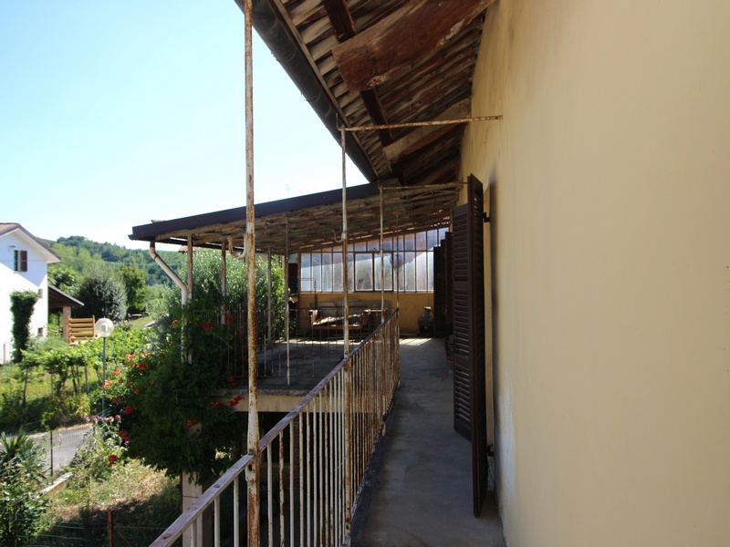Casa indipendente da ristrutturare con 3,2 ettari di terreno