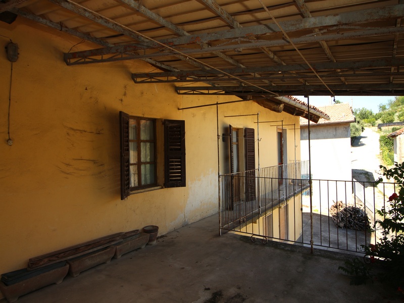 Casa indipendente da ristrutturare con 3,2 ettari di terreno