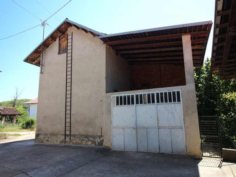 Casa indipendente da ristrutturare con 3,2 ettari di terreno