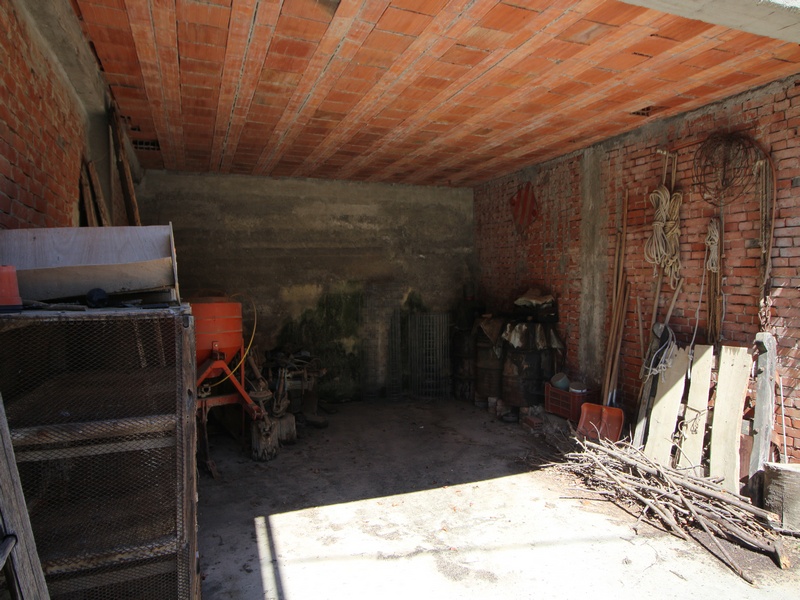 Casa indipendente da ristrutturare con 3,2 ettari di terreno