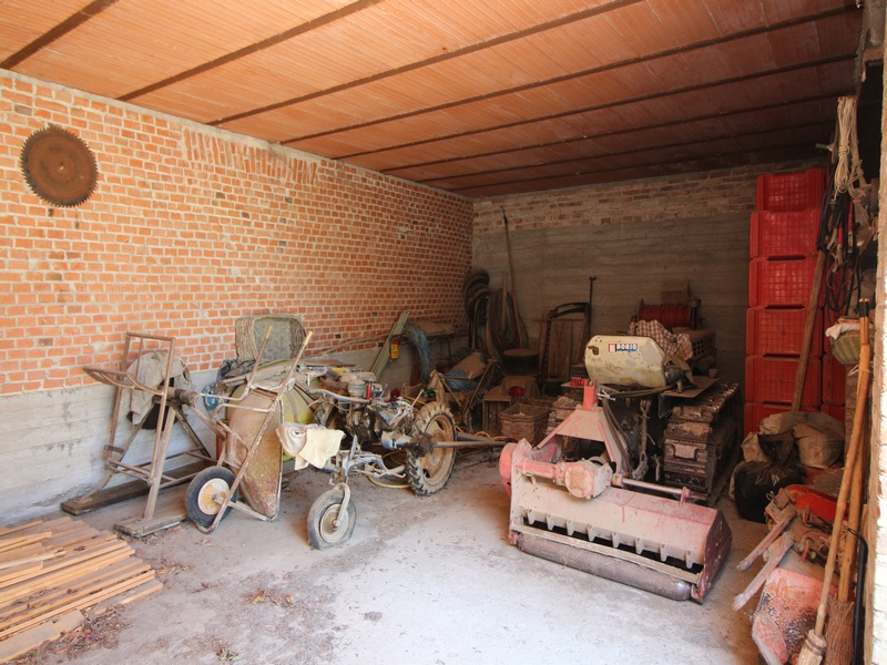 Casa indipendente da ristrutturare con 3,2 ettari di terreno