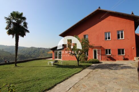 Cascinale ristrutturato panoramico con ampio giardino