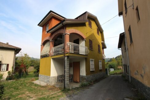 Casa indipendente con giardino e vista panoramica in Langa